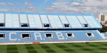 Una alfombra. El césped del Gigante preparado para el partido de este domingo.