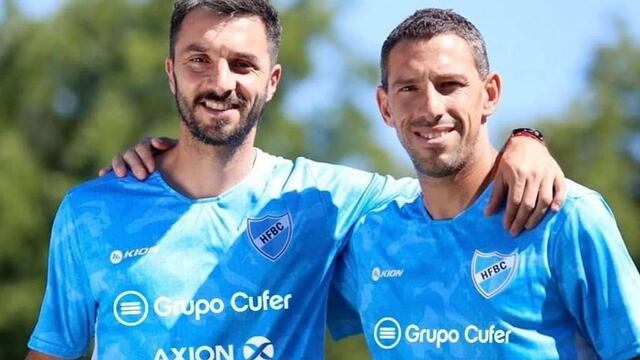 La "Fiera" ya posó con la camiseta celeste y le apostó un asado a Leo.