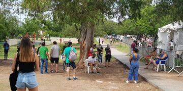 La demanda de testeos contra el COVID sigue en alza. Largas colas en la carpa sanitaria del Parque de Las Naciones (Nicolás Bravo/ La Voz).
