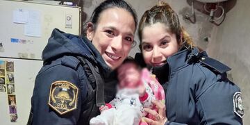 Policías salvan la vida de un bebé que se ahogaba con reflujo