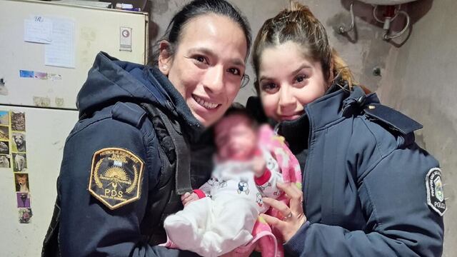 Policías salvan la vida de un bebé que se ahogaba con reflujo