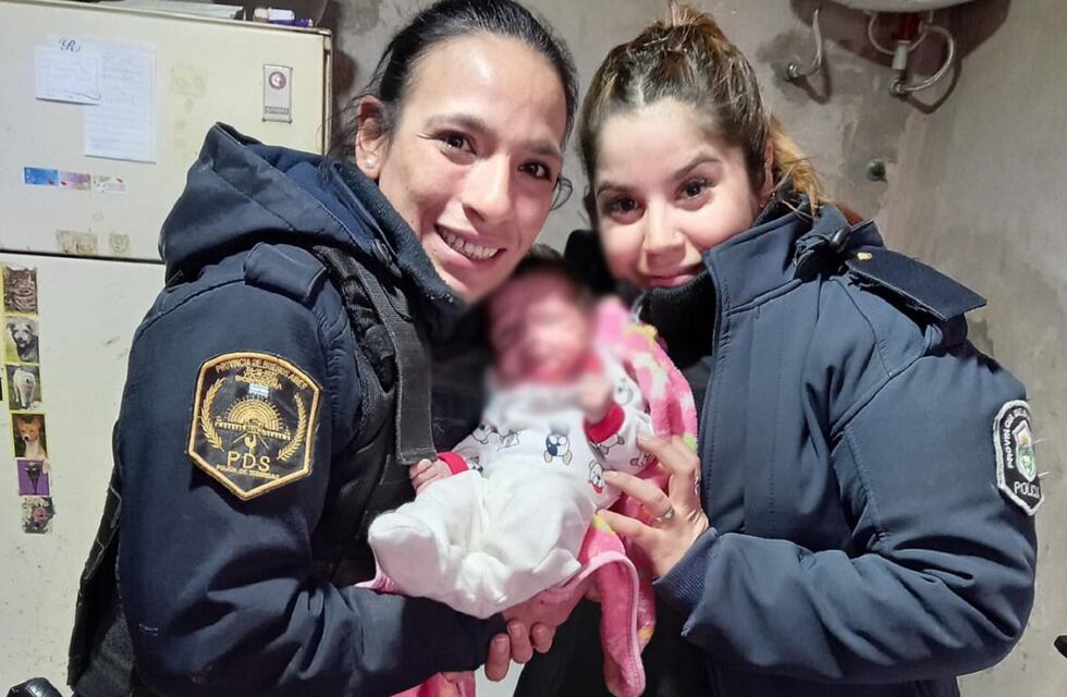 Bahía Blanca: policías salvan la vida de un bebé que se ahogaba con reflujo