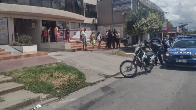 A vecinos de Arroyito le robaron el auto en un velorio en Carlos Paz