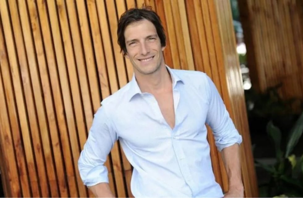 Ventanas amplias, vista al cerro y decoración de ensueño: así es el living de Iván de Pineda en Bariloche