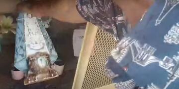 Se filmó rompiendo estatuas de vírgenes y santos y lo subió a sus redes sociales.