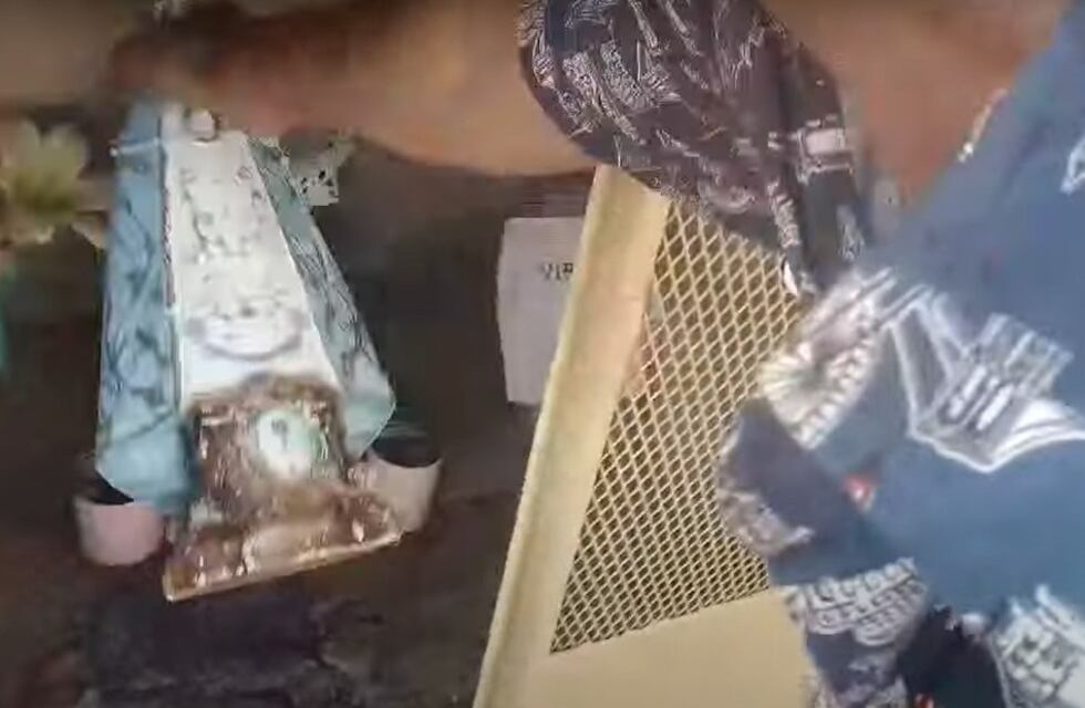 Indignación en el norte cordobés: un “profeta” se filmó destruyendo estatuas de vírgenes en Caminiaga