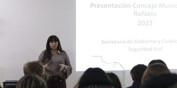 La concejala Alejandra Sagardoy, brindando los datos del observatorio vial en el Colegio Misericordia