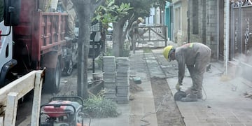 Comenzaron las tareas de reparación de veredas en Punta Alta.