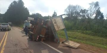 Colonia Delicia: un conductor despistó con un camión de gran porte y afortunadamente salió ileso.