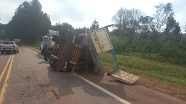 Colonia Delicia: un conductor despistó con un camión de gran porte y afortunadamente salió ileso.