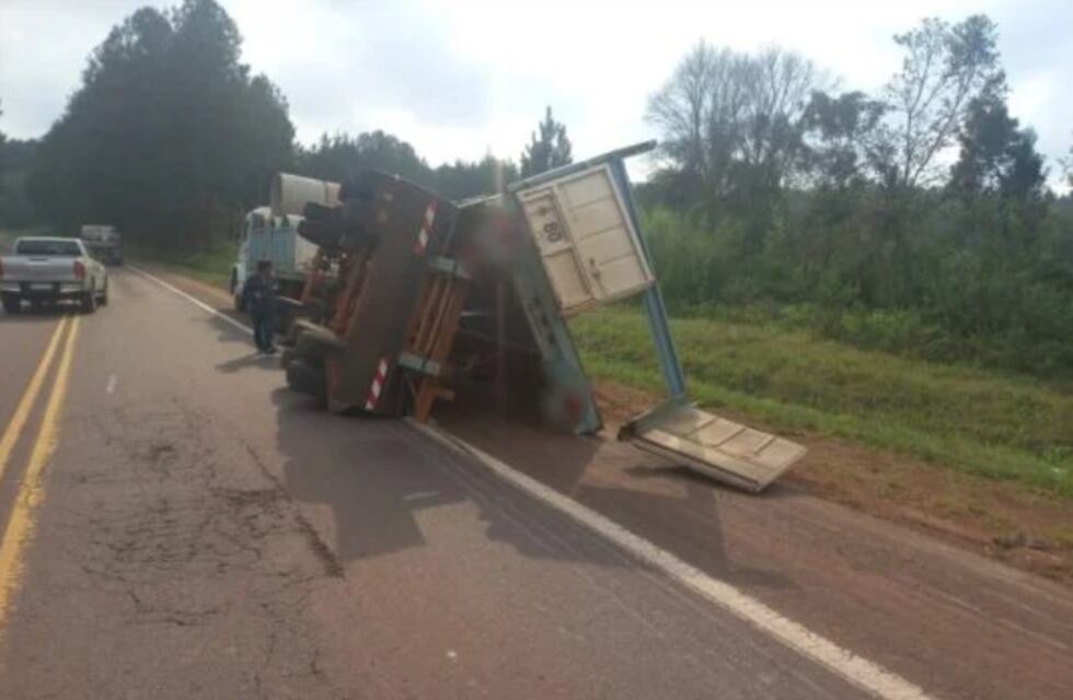 Colonia Delicia: un conductor despistó con un camión de gran porte y afortunadamente salió ileso