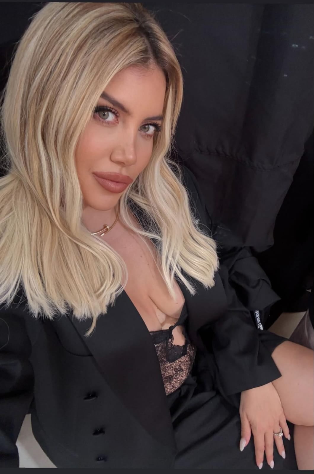 Body escotado y encaje: Wanda Nara apostó por un look total black y destacó con un accesorio que será tendencia esta temporada