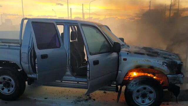 Incendio camioneta Barrio Don Pablo Arroyito