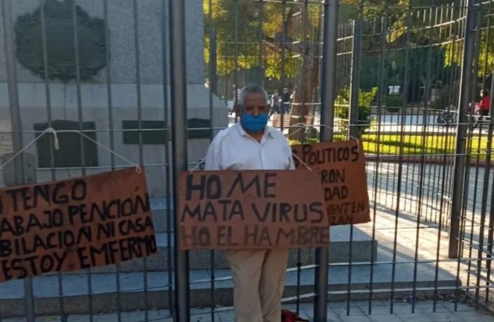 El hombre que se encadenó en la Plaza 25 de Mayo será asistido por Desarrollo Humano