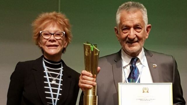 El gobernador Alberto Rodríguez Saá en oportunidad en la que recibió el premio  de oro WSIS 2018. Gentileza ANSL