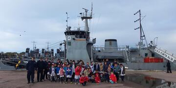 El buque ARA “Punta Alta” recibió la visita de su escuela apadrinada