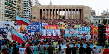 Organizaciones sociales y políticas coparon el Patio Cívico este lunes a la tarde. (@ctarosario)