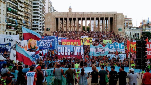 Organizaciones sociales y políticas coparon el Patio Cívico este lunes a la tarde. (@ctarosario)