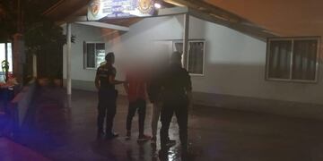 Oberá: dos jóvenes fueron detenidos por forzar la puerta de un vehículo.