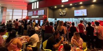 Furor por el nuevo local de KFC en Córdoba. (Foto: Infonegocios)