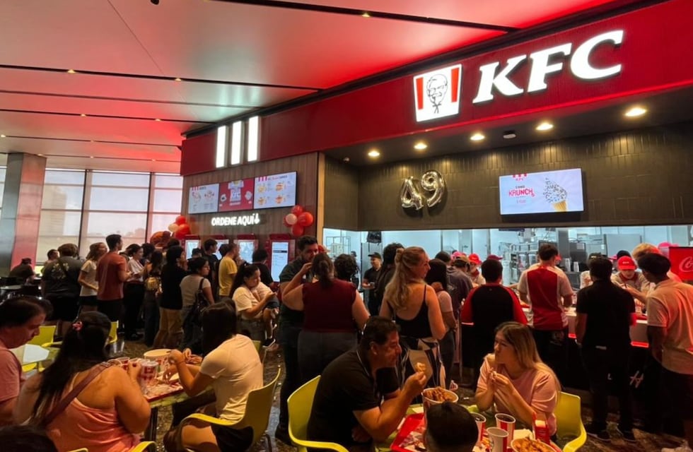 Fila de 40 minutos en el KFC de Córdoba: cuánto cuestan los combos de pollo frito