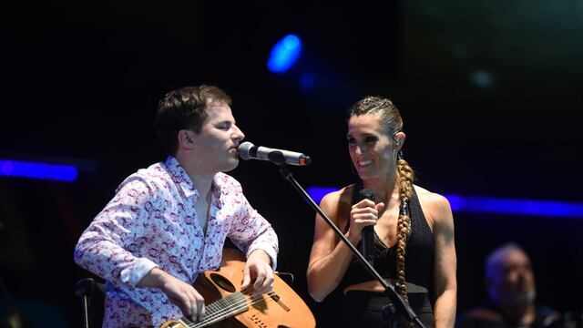 La artista de 42 años invitó a Nahuel Pennisi al escenario de la Plaza Próspero Molina.