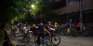 Numerosos vecinos y vecinas participaron de la primera bicicleteada nocturna que recorrió calles y terminó en el Parque Deportivo de Montaña. Gentileza MCM