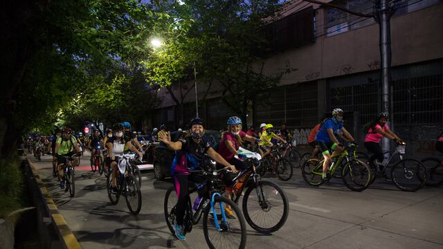 Numerosos vecinos y vecinas participaron de la primera bicicleteada nocturna que recorrió calles y terminó en el Parque Deportivo de Montaña. Gentileza MCM