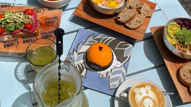 Fue a merendar a Palermo y le sirvieron el lemon pie en un azulejo