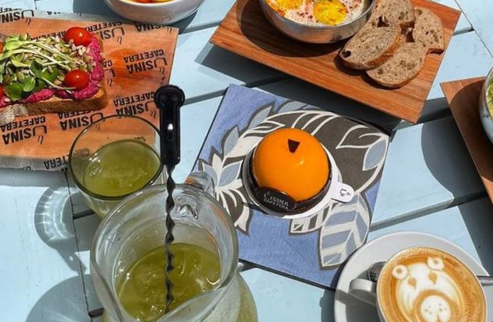 Fue a merendar a Palermo, le sirvieron la torta en un azulejo, lo publicó en redes y fue viral