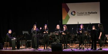 Gala en el cine Belgrano, en vísperas del 212° aniversario de la Revolución de Mayo