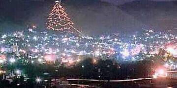 Árbol gigante de Navidad en diciembre de 1990 en Villa Carlos Paz. (Foto: Facebook / Encuentros con la Villa de Don Carlos Nicandro).