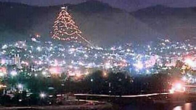 Árbol gigante de Navidad en diciembre de 1990 en Villa Carlos Paz. (Foto: Facebook / Encuentros con la Villa de Don Carlos Nicandro).