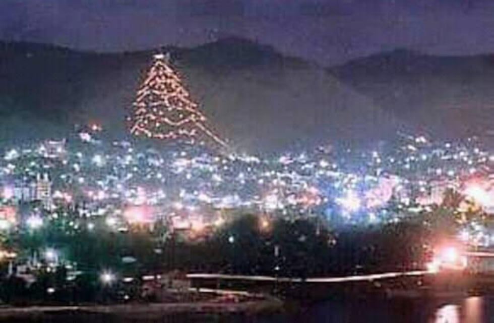 1990: el año que Carlos Paz tuvo su propio árbol gigante de Navidad