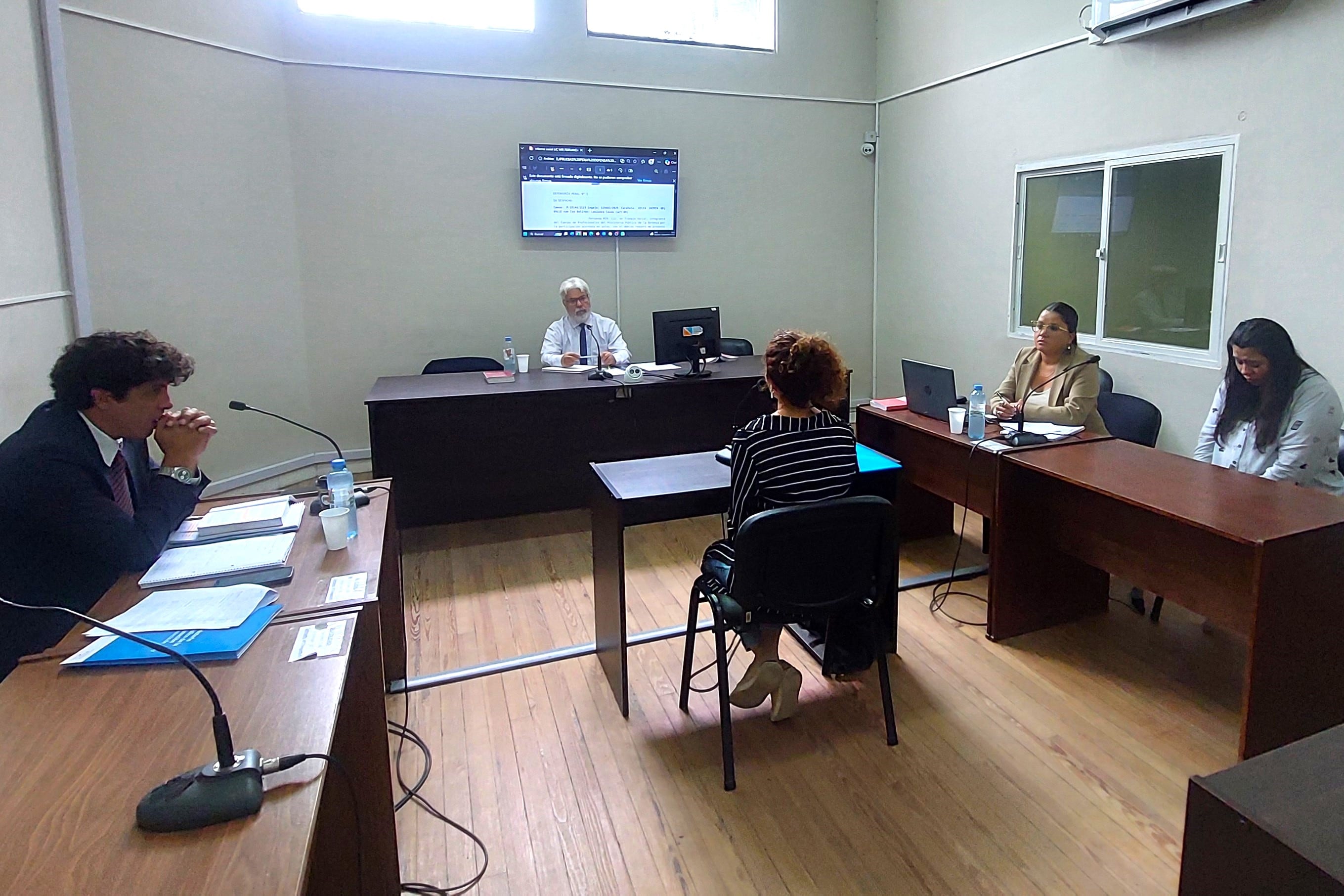 El juez Rodolfo Miguel Fernández (al centro) emitió sentencia condenando a Jazmín del Valle Vilca (derecha) a cuatro años de prisión -que cumplirá bajo la modalidad domiciliaria- por haber intentado matar a una de sus hermanas.