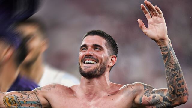 El volante de la selección argentina, como un hincha más. (AP).