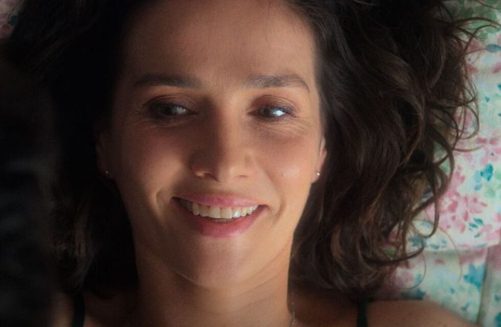 Casi muerta: una sátira inteligente sobre la muerte con Natalia Oreiro y Fernán Mirás