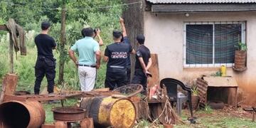 Investigan la muerte de un joven en presunto intento de robo de gallinas en Posadas.