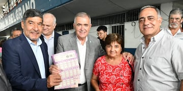La entrega de los boletos se realizó en el Complejo Belgrano, con la presencia del Gobrnador.
