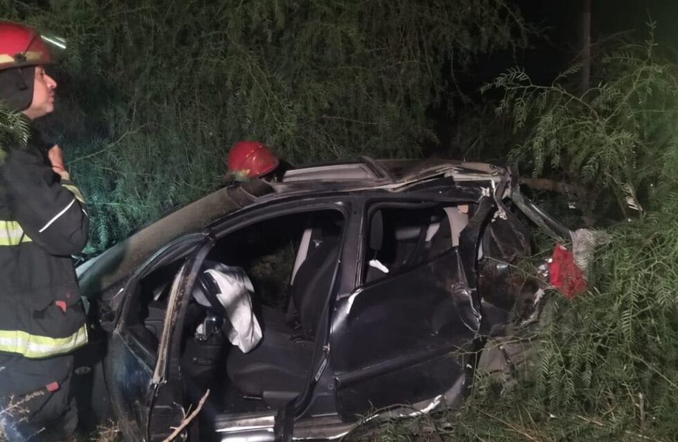 Vuelco en la Ruta 3: la conductora fue rescatada por los Bomberos de Ingeniero White