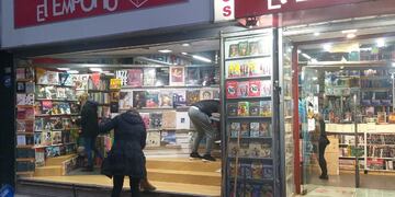 A pedradas rompieron los cristales de la librería El Emporio (gentileza de David Paszucki).