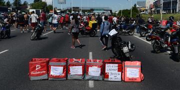 Repartidores de Pedidos ya cortan el Acceso Oeste km 23 ambas manos para pedir justicia por Facundo. Repartidor recibió un disparo en la cabeza robarle moto.