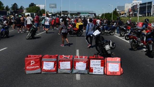 Repartidores de Pedidos ya cortan el Acceso Oeste km 23 ambas manos para pedir justicia por Facundo. Repartidor recibió un disparo en la cabeza robarle moto.