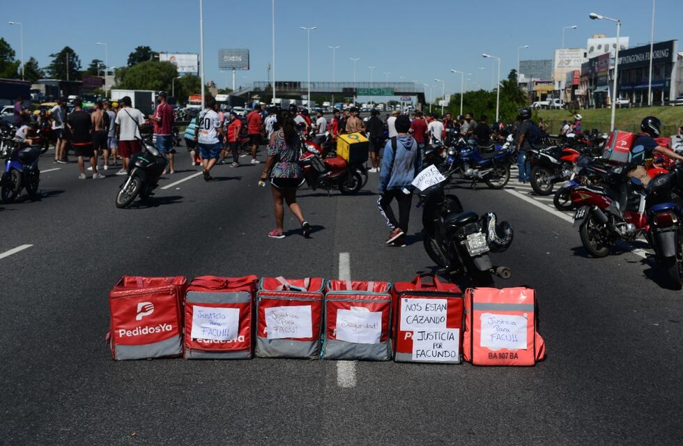 Repartidores cortaron ambas manos del Acceso Oeste para pedir justicia por Facundo Hambra, a quien balearon en Ituzaingó