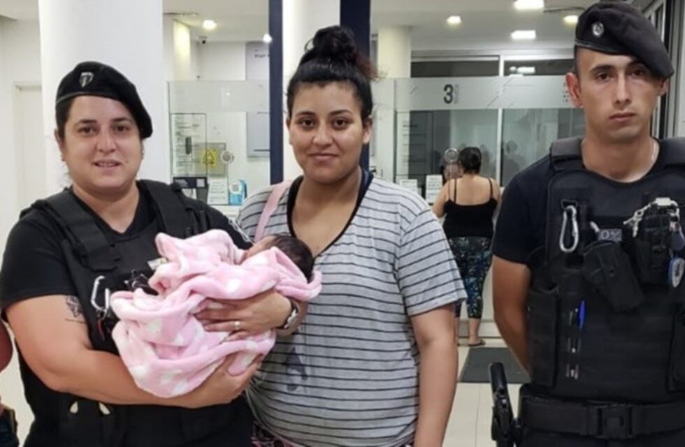 Jóvenes policías le hicieron RCP a una beba de semanas y le salvaron la vida en Rosario