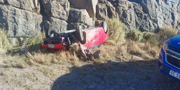 Personal de la Policía Caminera hacía un recorrido y detectó el auto dado vuelta.