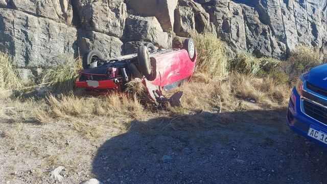 Personal de la Policía Caminera hacía un recorrido y detectó el auto dado vuelta.