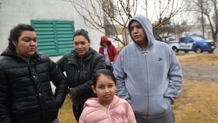 Familiares de la chica atacada por dogos en Barrio Estación Flores.
