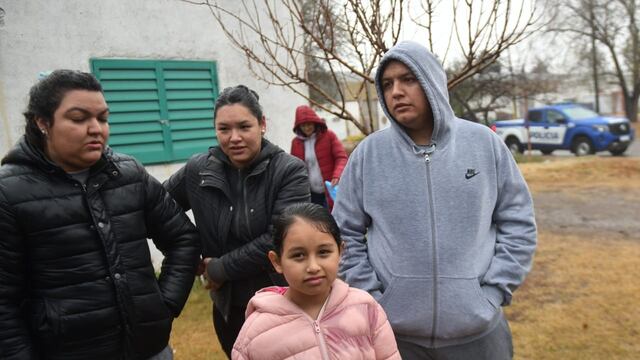 Familiares de la chica atacada por dogos en Barrio Estación Flores.