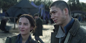 Jessie Mei Li y Archie Renaux como Alina y Mal. (Foto: Netflix)